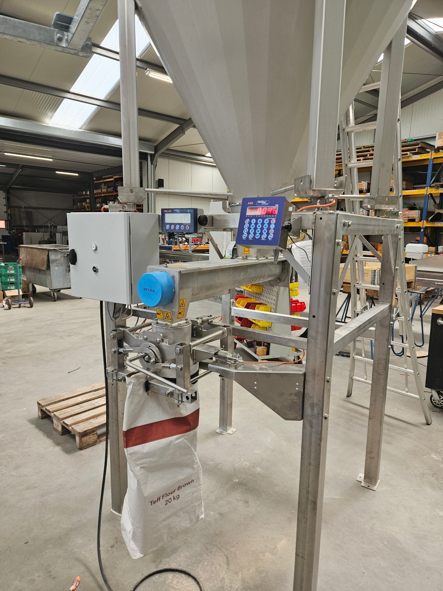 Silo met afzakinrichting voor teff bloem